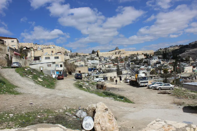 2-أسيل جندي، صورة يظهر بها كل من حي وادي حلوة ووادي الربابة في سلوان ويظهر المسجد الأقصى في مؤخرة الصورة(الجزيرة نت)