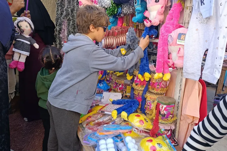 أطفال غزة يستقبلون عيد الفطر بألعاب من خُردة