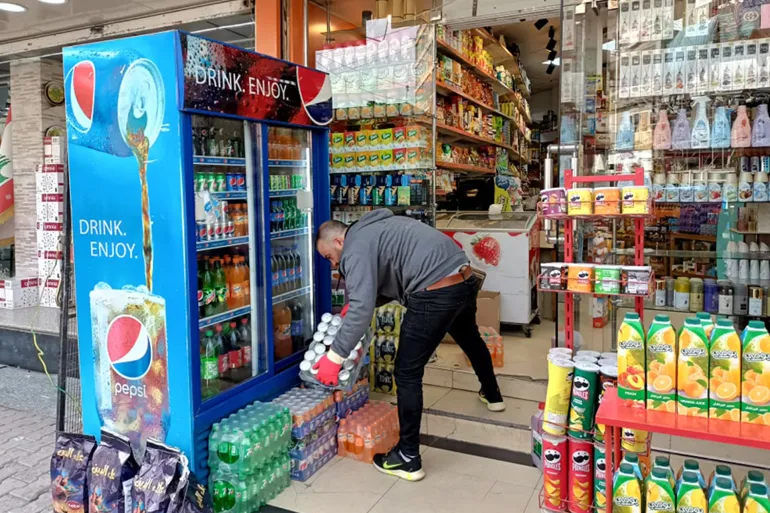 أسواق لبيع المواد الغذائية في حي الكرادة وسط بغداد