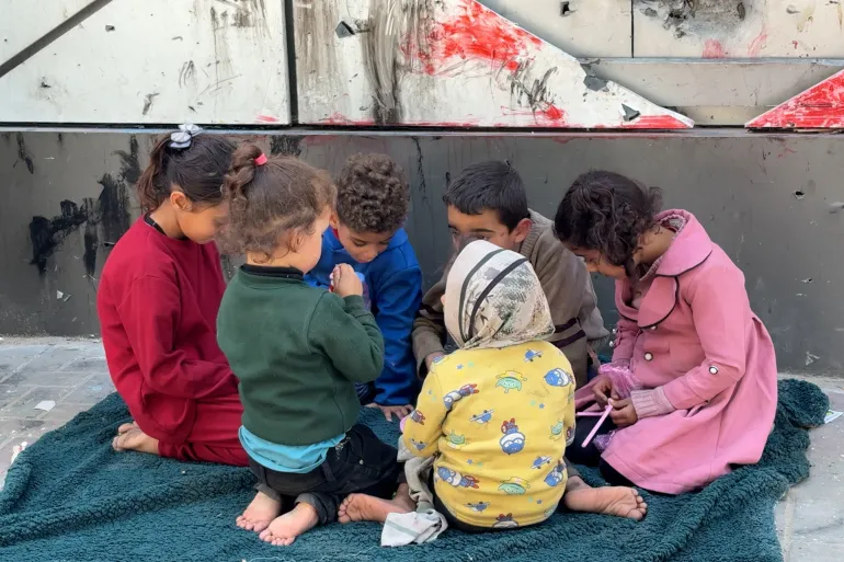 أطفال غزة يستقبلون عيد الفطر بألعاب من خُردة