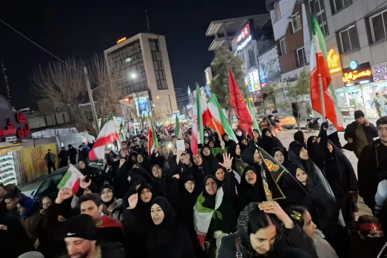 السوق الذي كان مسرحا للاحتجاجات ضد النظام الإيراني يحتض مسيرات داعمة تطالب بالانتقام من التحالف الأميركي الإسرائيلي