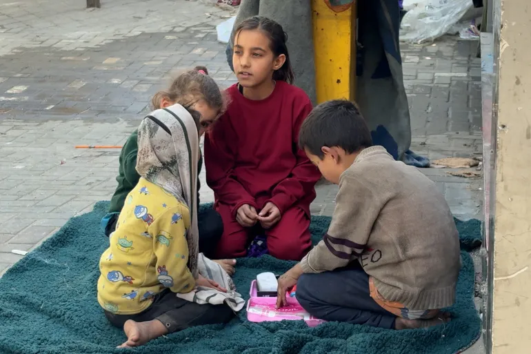 أطفال غزة يستقبلون عيد الفطر بألعاب من خُردة