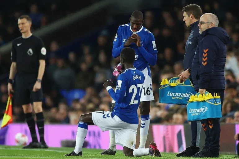 المصدر: حساب @bt3 على إكس لحظة توقف مباراة إيفرتون الانجليزي للسماح بإفطار لاعبيه المسلمين https://x.com/bt3/status/2023417727495594047?s=20