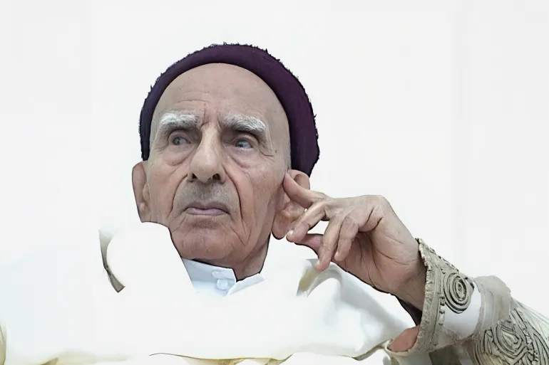 توفي الشيخ المقرئ محمود دهيميش في العام 2009 عن عمر يناهز 98 عامًا @من صفحة على فيسبوك - @الرويسات و عربها