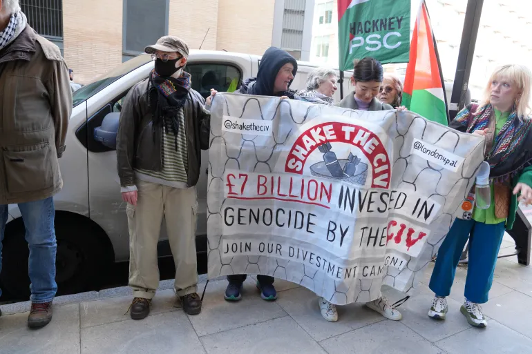 ‎⁨ بلافتات تمثل المجالس المحلية والنشطاء أمام مقر مؤسسة CIV⁩.JPG