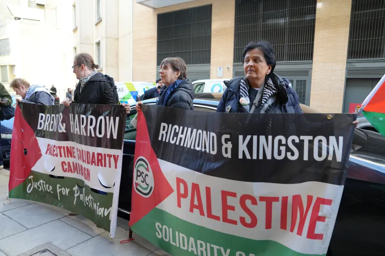 ‎⁨ بلافتات تمثل المجالس المحلية والنشطاء أمام مقر مؤسسة CIV(1)⁩.JPG