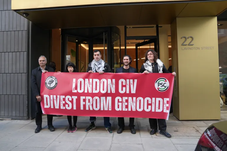 ‎⁨المستشارون و أمام المقر يطالبون بسحب الاستثمارات_⁩.jpg