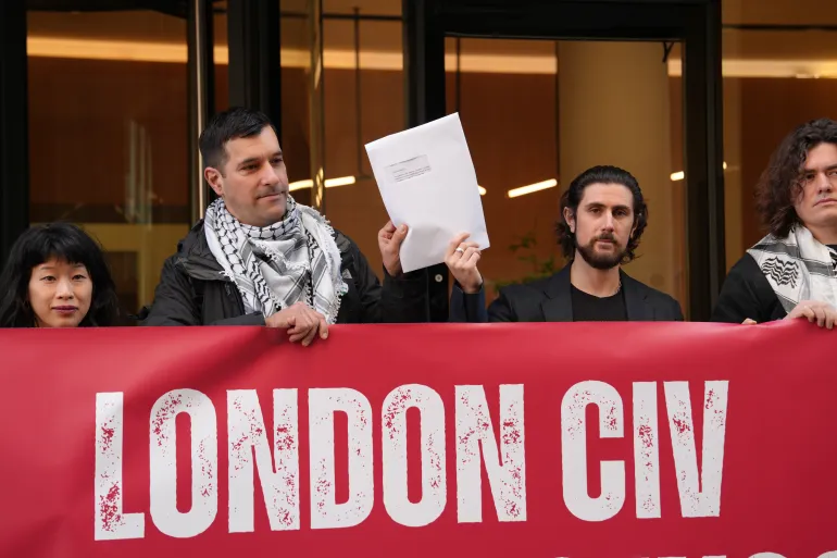 ‎⁨مستشار حزب العمال الحاكم أيدين ديكيرديم يرفع الخطاب الخاص بسحب الاستثمارات قبيل التقديم (1)⁩.JPG