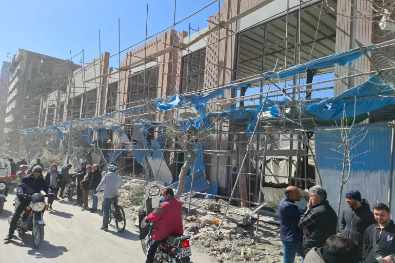 ألحق القصف أضرارا بالغة بالمحال التجارية في الجهة المقابلة من الشارع (الجزيرة)