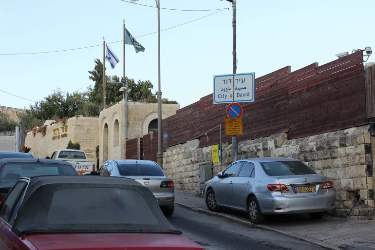 _3-أسيل جندي، سلوان، لافتة تشير إلى مدخل مدينة داود الاستيطانية (الجزيرة نت)