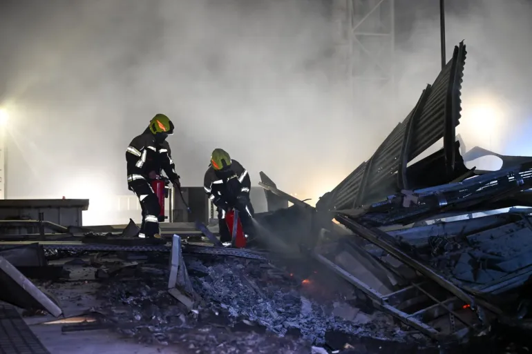 لدفاع المدني يتمكن من إخماد حريق أندلع في منشأة تابعة لإحدى الشركات جراء العدوان الإيراني الآثم، والجهات المختصة باشرت إجراءاتها في الموقع. وزارة الداخلية البحرينية