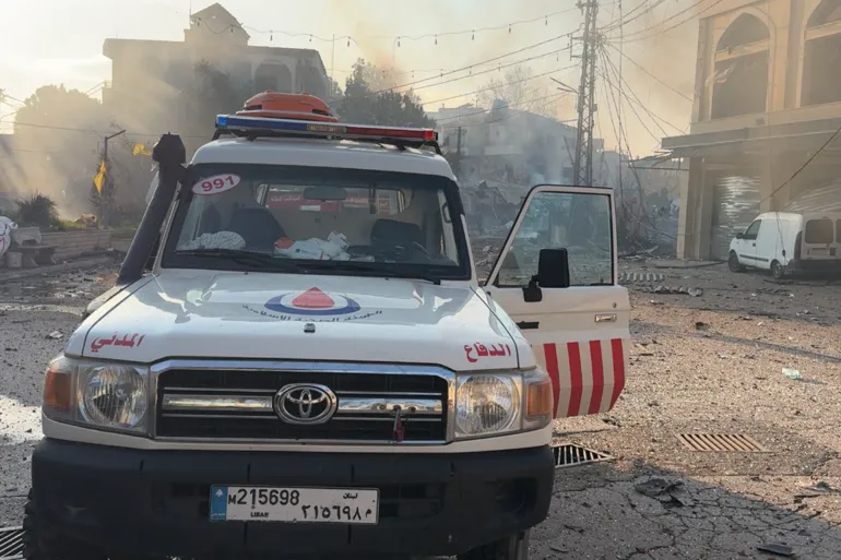 سيارة دفاع مدني في مكان الغارة