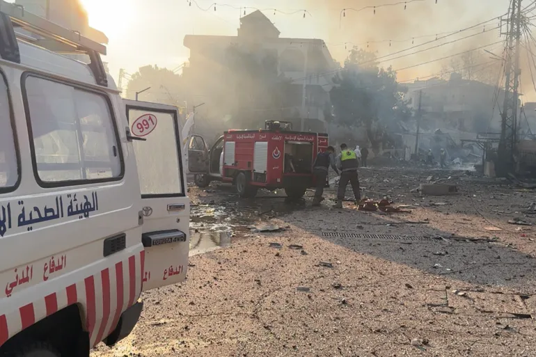 صورة ثانية لآليات الدفاع المدني قرب مكان الغارة في بلدة ميفدون جنوب لبنان