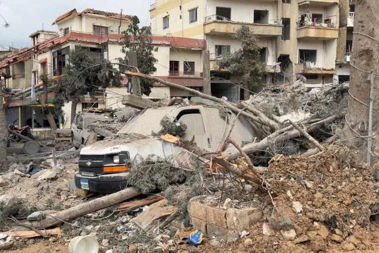 سيارة اسعاف تحت الركام نتيجة عدوان اسرائيلي في بلدة جبشيت جنوب لبنان