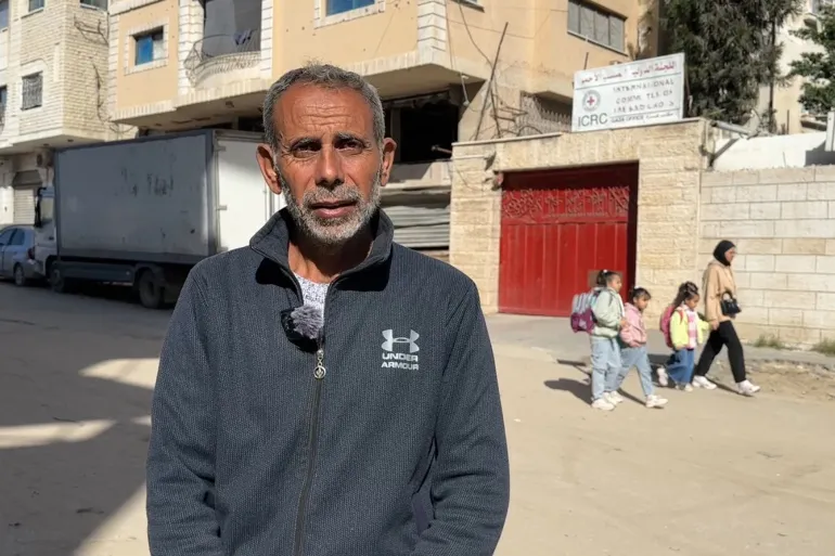 زكي يوسف بركات، والد شابين مختفين قسريًا ٢٣ مارس 2026 – تصوير الجزيرة نت