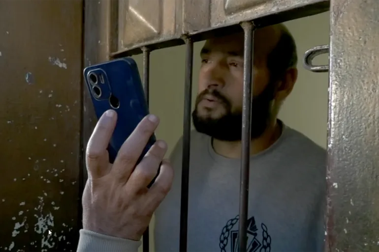 أسير محرر يطل من شرفة مستشفى شهداء الأقصى بعد الإفراج عنه. ٢٣ مارس 2026 – تصوير الجزيرة نت.