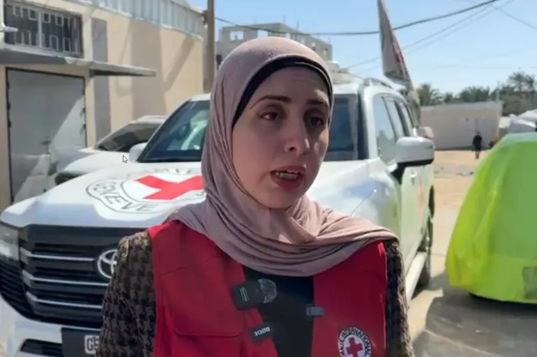 . أماني الناعوق المتحدثة باسم اللجنة الدولية للصليب الأحمر في قطاع غزة. ٢٣ مارس 2026 – تصوير الجزيرة نت.