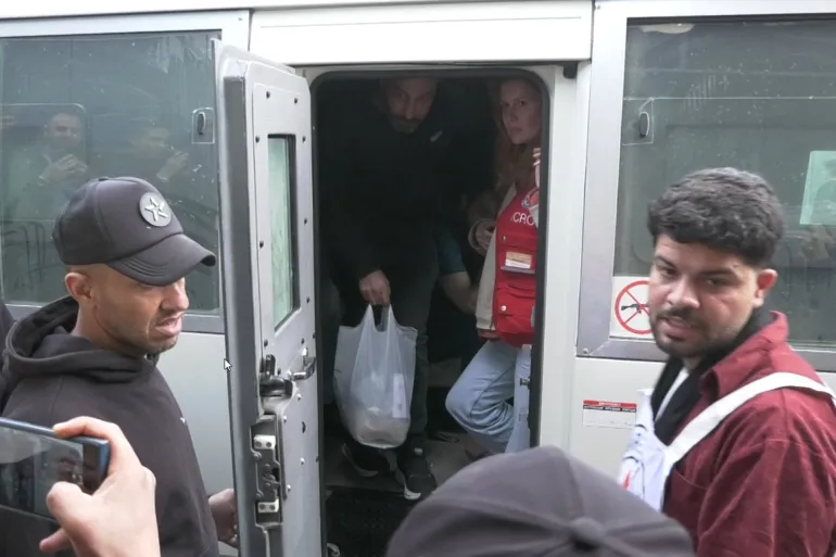 الصليب الأحمر ينقل أسرى فلسطينيين محررين من سجون الاحتلال إلى مستشفى شهداء الأقصى. ٢٣ مارس 2026 – تصوير الجزيرة نت
