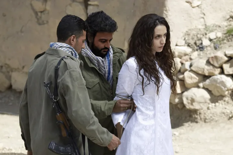 مشهد من فيلم رجم ثريا (آي ام دي بي)