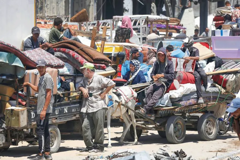 المصدر: الأمم المتحدة نزوحٌ مثقل بالوجع، حين تتحوّل الطرق إلى رحلة بحث عن نجاة، ويحمل الناس ما تبقّى من حياتهم نزوح/ غزة