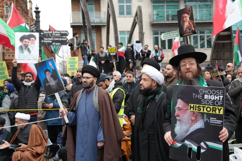 الحاخام يعقوب يرفع لافته دعم لقيادة الحرس الثوري الإيراني و تدعو للوقوف مع ايران كالجانب الصائب من التاريخ (المصدر الجزيرة )