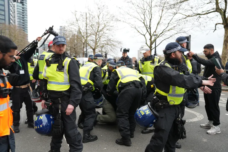 الشرطة تجهز على أول معتقل في التجمع (المصدر الجزيرة )