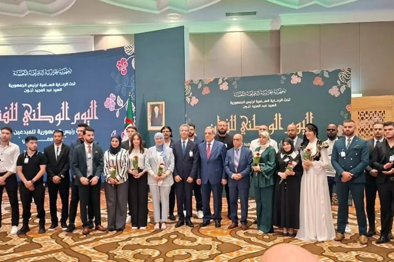 ***داخلية** _من حفل تسليم جائزة رئيس الجمهورية لإبداعات الشباب (البوابة الرسمية لرئاسة الحكومة الجزائرية)