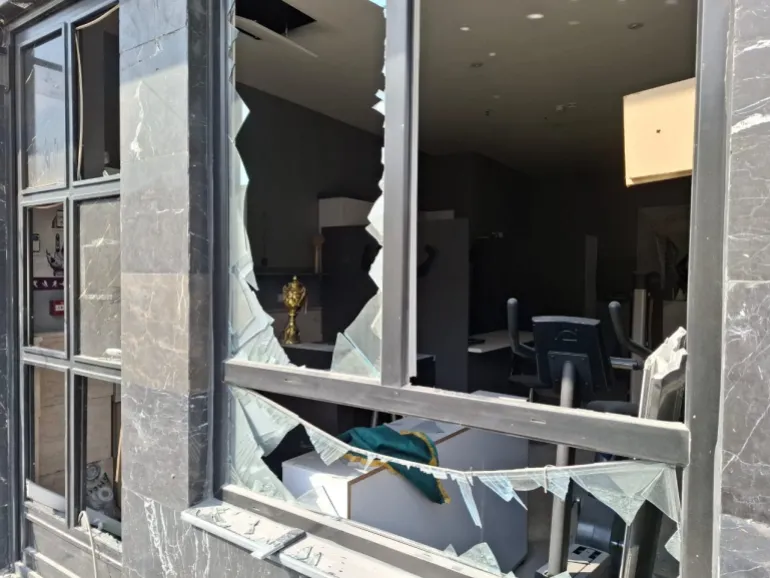 البشير السوداني الجزيرة: جانب من الدمار الذي طال مقر إقامة مراسل الجزيرة نت في طهران المصدر الجزيرة