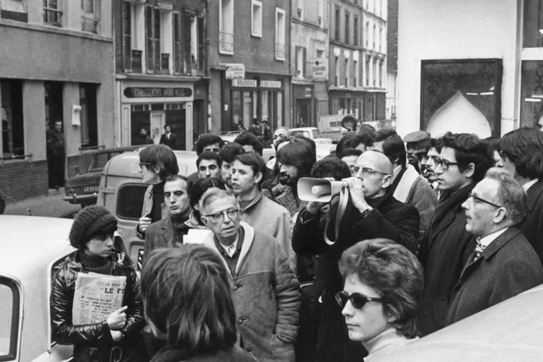 Jean-Paul Sartre et Michel Foucault manifestant après l'assassinat de Djilali Ben Ali, dans la rue de la Goutte d?Or, à Paris, le 27 novembre 1971, France. (Photo by Gérard AIME/Gamma-Rapho via Getty Images)
