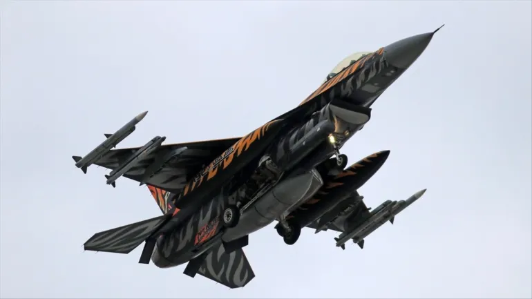 طائرة تركية تقلع من قاعدة إنجرليك الجوية جنوبي تركيا للمشاركة في عملية غصن الزيتون في عفرين السورية