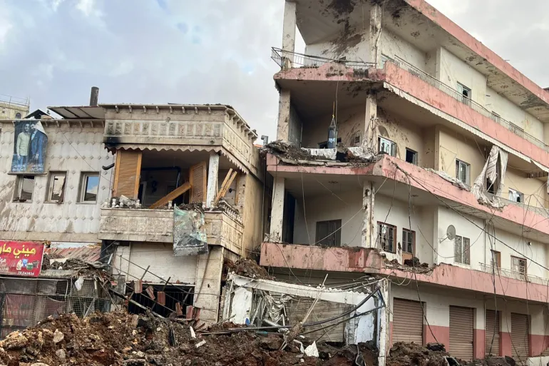 غارات مكثفة لطائرات الاحتلال الإسرائيلي على بلدة النبي شيت في بعلبك شرقي لبنان