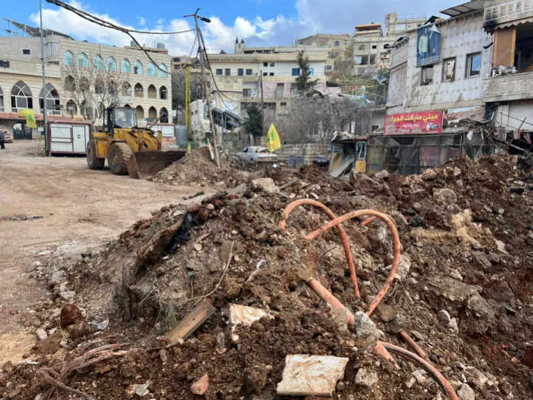 آثار الاشتباكات العنيفة التي شهدتها بلدة النبي شيت في البقاع شرقي لبنان