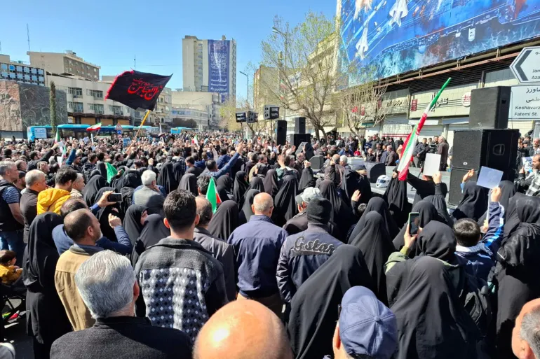 مظاهرات في طهران عاصمة إيران بعد إعلان مقتل المرشد علي خامنئي (الجزيرة)