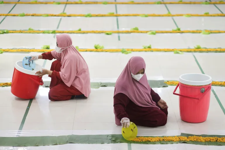 Muslim women prepare for iftar meals during the holy fasting month of Ramadan, at Baitul Makmur mosque in Denpasar, Bali, Indonesia, February 22, 2026. REUTERS/Johannes P. Christo