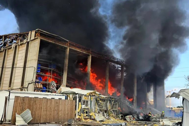 مشاهد مميزة من الانفجارات نتيجة القصف الإيراني على منطقة رامات هشارون بتل أبيب