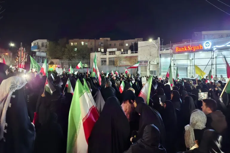 إيرانيون يهتفون لا سلام، ولا استسلام.. انتقام انتقام في سوق كان مسرحا للاحتجاجات ضد النظام