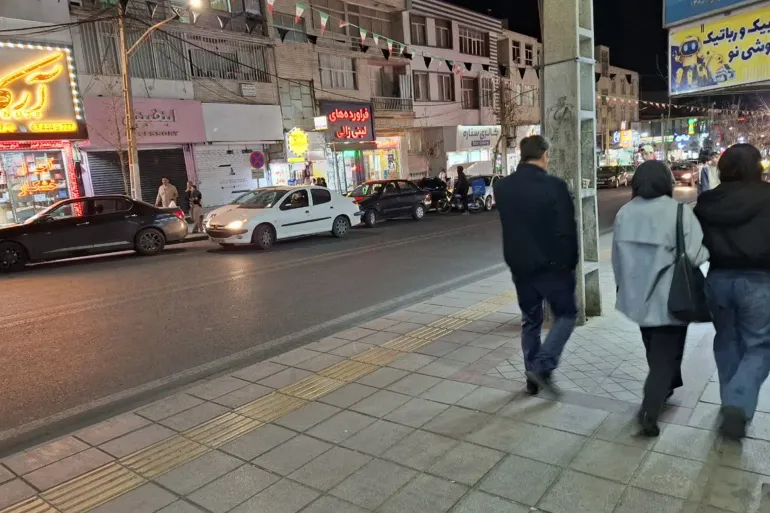 إيرانيون يعانون مشكلة للتواصل مع أقاربهم بالخارج بسبب انقطاع الإنترنت