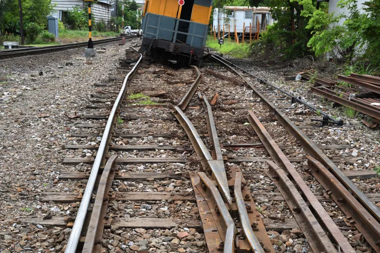 Derail train bogey with crash ruin rail