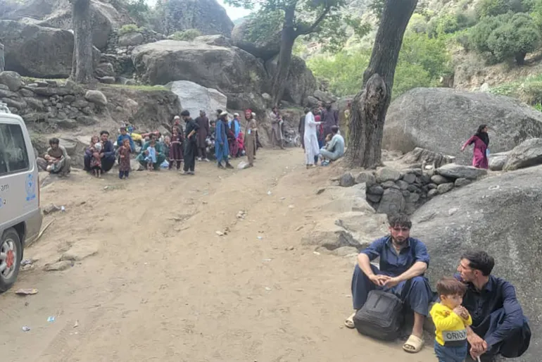 أطفال نازحون في أحد المخيمات المؤقتة على طول خط ديورند الفاصل بين أفغانستان وباكستان، نتيجة التصعيد العسكري الأخير_