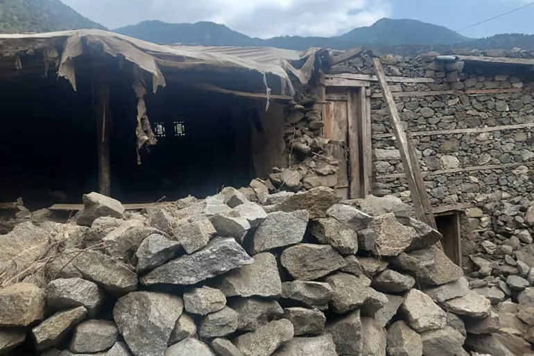 منزل مدمر في ولاية كونر شرقي أفغانستان، عقب القصف والاشتباكات على طول خط ديورند بين القوات الأفغانية والجيش الباكستاني_