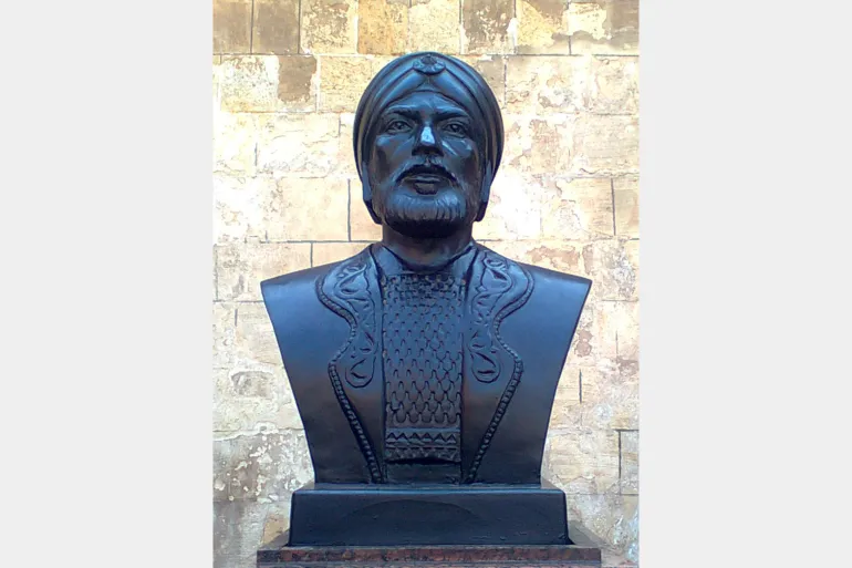 ** داخلية** تمثال سيف الدين قطز