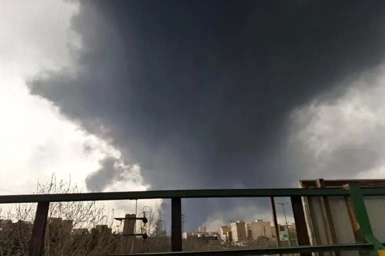 صور عن الدخان الذي بتصاعد جراء قصف خزان الوقود والذي حول اللليل نهارا