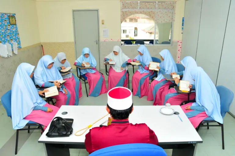 طلاب دار القرآن في حلقة دراسية (صور دار القرآن) عادات رمضان وقراء القررءان في اندونيسيا