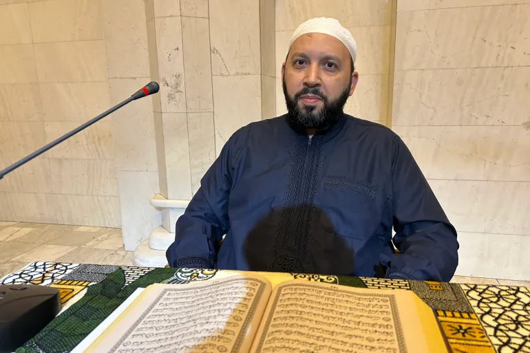 الشيخ رامي البدوي مقرئ سوري استقر بها لمقام في ماليزيا ويستغرق التعليم في المساجد جل وقته (الجزيرة نت)