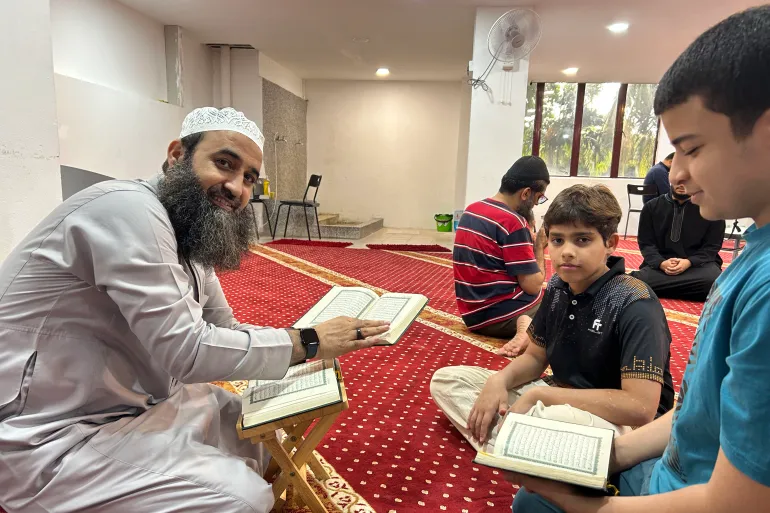 أأستاذ القراءات سامر سمارة وتعليم متواصل يشمل جميع المستويات والأجيال (الجزيرة نت)