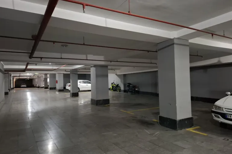 دائرة إدارة الأزمات في طهران سبق وحددت 300 مرآب سيارات كملاجئ (الجزيرة)