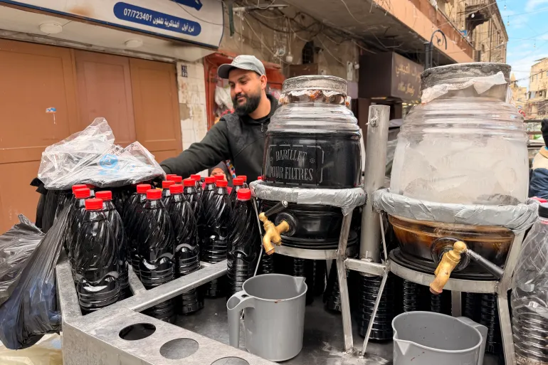 الشارع الرمضاني يكتمل بعربات المشروبات الملونة من الجلاب والتمر هندي وقمر الدين