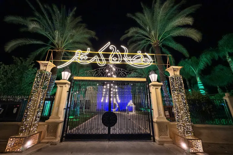 زينة رمضان تحول الشوارع والأحياء بعد الغروب إلى لوحات مضيئة وملونة بالفرح(1)