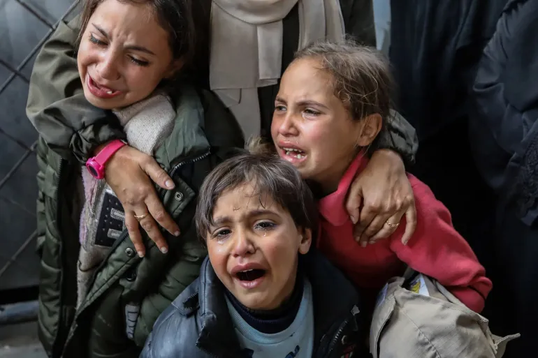 مشهد يجسد معاناة الطفولة تحت وطأة الحرب والفقد في غزة