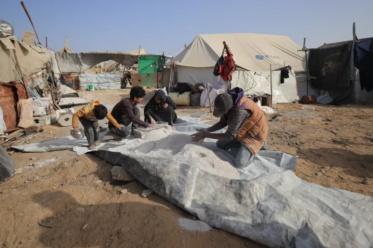 صورة رقم (1) فلسطين- غزة- شارع الرشيد/ البحر خيمة صناعة الإسمنت في قطاع غزة - إسراء الرّملي أبريل/2026